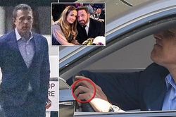 Ben Affleck đã tháo nhẫn cưới, các con đang nỗ lực gàn hắn cuộc hôn nhân của anh với Jennifer Lopez