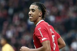 Man United chi tiền khủng chiêu mộ trung vệ 18 tuổi