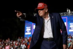 Ông Trump thách thức ông Biden đánh golf để chứng minh sức khỏe