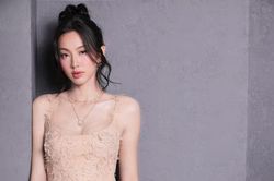 Hoa hậu Thùy Tiên diện đồ giá 1 tỷ đến thảm đỏ Miss Grand Vietnam