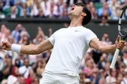 Ngược dòng đánh bại Medvedev, Alcaraz chờ Djokovic ở chung kết Wimbledon