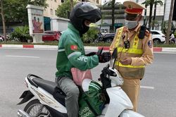 Vượt đèn đỏ bị CSGT bắt, nam shipper than 'không vượt khách chê, cho 1 sao'