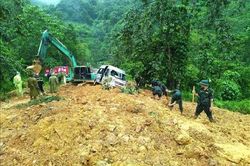 Hà Giang: Sạt lở đất vùi lấp ô tô khách khiến 5 người chết