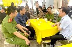 Phó Chủ tịch UBND tỉnh Nguyễn Mạnh Tuấn thăm hỏi nạn nhân vụ xe khách bị vùi lấp tại huyện Bắc Mê, Hà Giang
