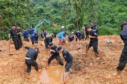 Sạt lở kinh hoàng ở Hà Giang: Người dân bị đất vùi lấp khi ứng cứu xe khách