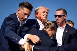 Hình ảnh gây sốc vụ xả súng tại cuộc vận động tranh cử của ông Trump