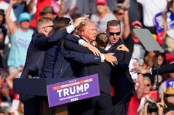 Nhân chứng kể lại khoảnh khắc ông Trump bị bắn