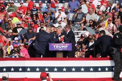 Nóng: Nổ súng tại điểm vận động tranh cử, mật vụ Mỹ nói cựu Tổng thống Donald Trump an toàn