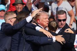 Cựu Tổng thống Mỹ Donald Trump 'dường như là mục tiêu của một vụ ám sát'