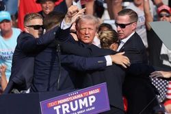 Cựu tổng thống Mỹ Donald Trump bị bắn khi đang vận động tranh cử