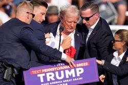 Ông Trump nói gì sau khi bị bắn vào tai?