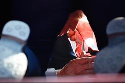 Nhân chứng thấy thủ phạm đeo súng trường leo lên mái nhà trước khi bắn ông Trump