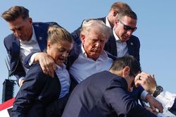 Ông Trump đăng bài trên mạng xã hội: 'Tôi bị trúng đạn phần trên tai phải'