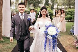 Quang Hải ghi điểm với hành động tinh tế trong lúc đưa bà xã đi sinh