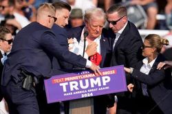 Ông Trump bị bắn khi vận động tranh cử