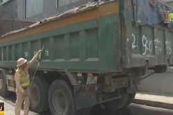Mạnh tay xử lý xe tải làm rơi vãi vật liệu ra đường
