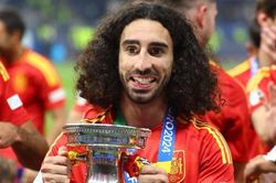 Cucurella làm Neville bẽ mặt