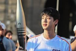 Jin BTS được 30 cảnh sát quốc gia Pháp hộ tống khi rước đuốc cho 'Olympics Paris 2024'