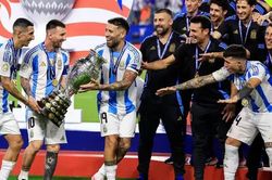 Messi khiến triệu fan cảm phục với hành động đặc biệt trong lễ đăng quang Copa America của Argentina