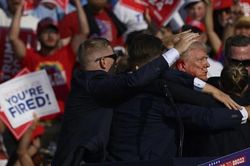 Ông Trump nêu lý do may mắn thoát khỏi tử thần