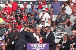 Cố vấn đảng Dân chủ xin lỗi vì nói vụ ám sát hụt ông Trump có thể được dàn dựng