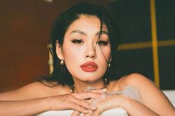 Á Hậu Thảo Nhi Lê tự tin thả dáng trong váy xuyên thấu hút mắt