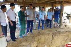 Đồng chí Phó Chủ tịch UBND tỉnh kiểm tra tình hình sụt lún đất tại xã Chiềng Sung, huyện Mai Sơn