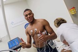 Kylian Mbappe hoàn tất kiểm tra y tế trước lễ ra mắt hoành tráng tại Real Madrid