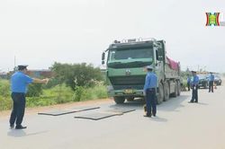 Tài xế xe quá khổ, quá tải báo nhau 'né' kiểm tra