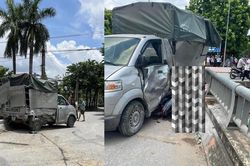 Xe máy va chạm với ô tô tải khiến nhiều người tử vong tại Hoài Đức, Hà Nội
