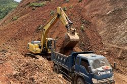 Lai Châu: Sạt lở gây ách tắc giao thông trên quốc lộ 4H