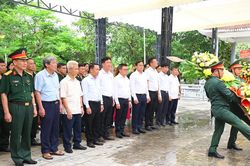 Hội Nhà báo Việt Nam dâng hương tại Nghĩa trang liệt sĩ Quốc tế Việt-Lào và tặng quà tại huyện Anh Sơn