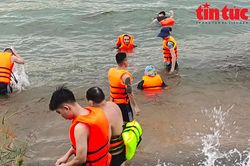Người dân vẫn đi tắm sông Đà bất chấp Thủy điện Hòa Bình xả lũ