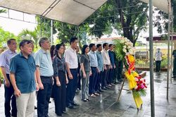 Trưởng Ban Dân vận Tỉnh ủy, Chủ tịch Ủy ban MTTQ tỉnh Phạm Thị Thanh Thủy viếng nghĩa trang liệt sĩ và thăm, tặng quà gia đình chính sách huyện Thường Xuân
