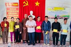 Ban Dân vận Tỉnh ủy An Giang trao học bổng và thẻ bảo hiểm y tế tại xã Tân Thạnh