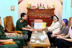 Lãnh đạo Bộ CHQS tỉnh thăm, tặng quà Mẹ Việt Nam anh hùng và các gia đình chính sách