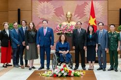 Phó Chủ tịch Quốc hội Trần Quang Phương tiếp Thượng nghị sĩ Hoa Kỳ Tammy Duckworth