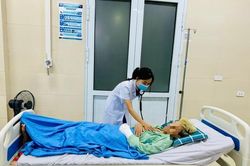 Mổ ngay cứu thanh niên chảy máu nguy kịch, không có người thân đi cùng