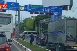 Người đàn ông có hành vi hành hung tài xế vì xin đường không được