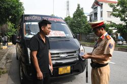 Ô tô chuyển hướng không nhường đường bị phạt bao nhiêu tiền?