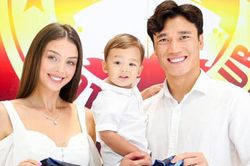 Bùi Tiến Dũng rạng rỡ cùng vợ con trong ngày ra mắt đội bóng mới