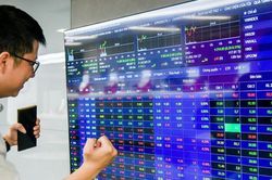 Lăng kính chứng khoán 19/7: Cần vượt vùng 1.285 điểm để cải thiện xu hướng