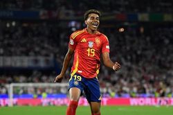 Phía Lamine Yamal đòi Barcelona tăng lương