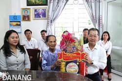 Bí thư Thành ủy Nguyễn Văn Quảng thăm, tặng quà các gia đình chính sách