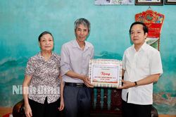 Đồng chí Chủ tịch UBND tỉnh thăm, tặng quà nhân kỷ niệm 77 năm Ngày Thương binh, Liệt sĩ