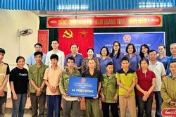 Tặng công trình nhà vệ sinh cho các hộ khó khăn ở bản Suối Ngõa
