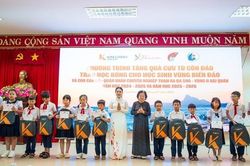 Tặng quà cựu tù chính trị Côn Đảo và trao học hổng cho học sinh vượt khó