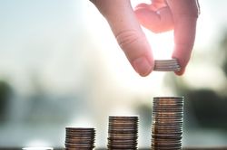 Nhận lãi suất tiền gửi bậc thang, khách hàng còn được 'dúi' thêm lãi suất