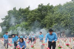 Đoàn công tác Tổng Liên đoàn Lao động dâng hương anh hùng liệt sĩ tại Nghệ An