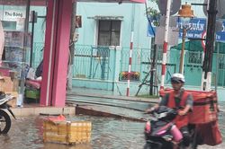 Bạc Liêu: Người dân chật vật di chuyển sau mưa lớn